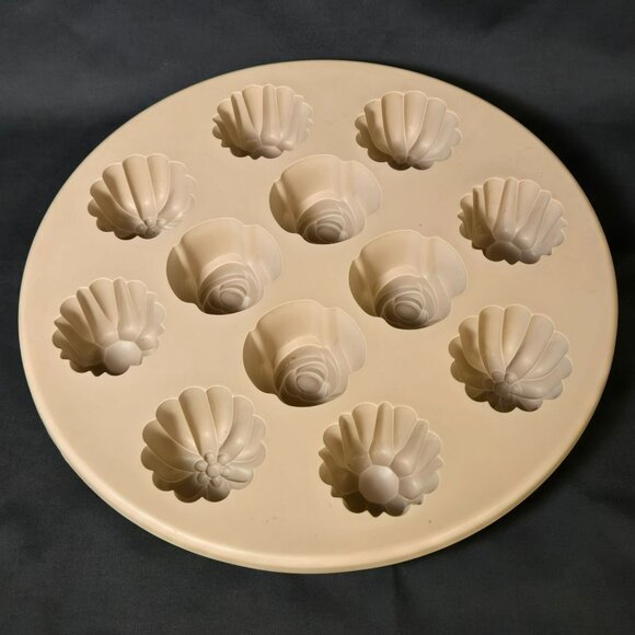 Pampered Chef Silicone 13" Round 12 Muffin Cupcake Dessert Pan Mold Flower #1613 - Picture 2 of 8